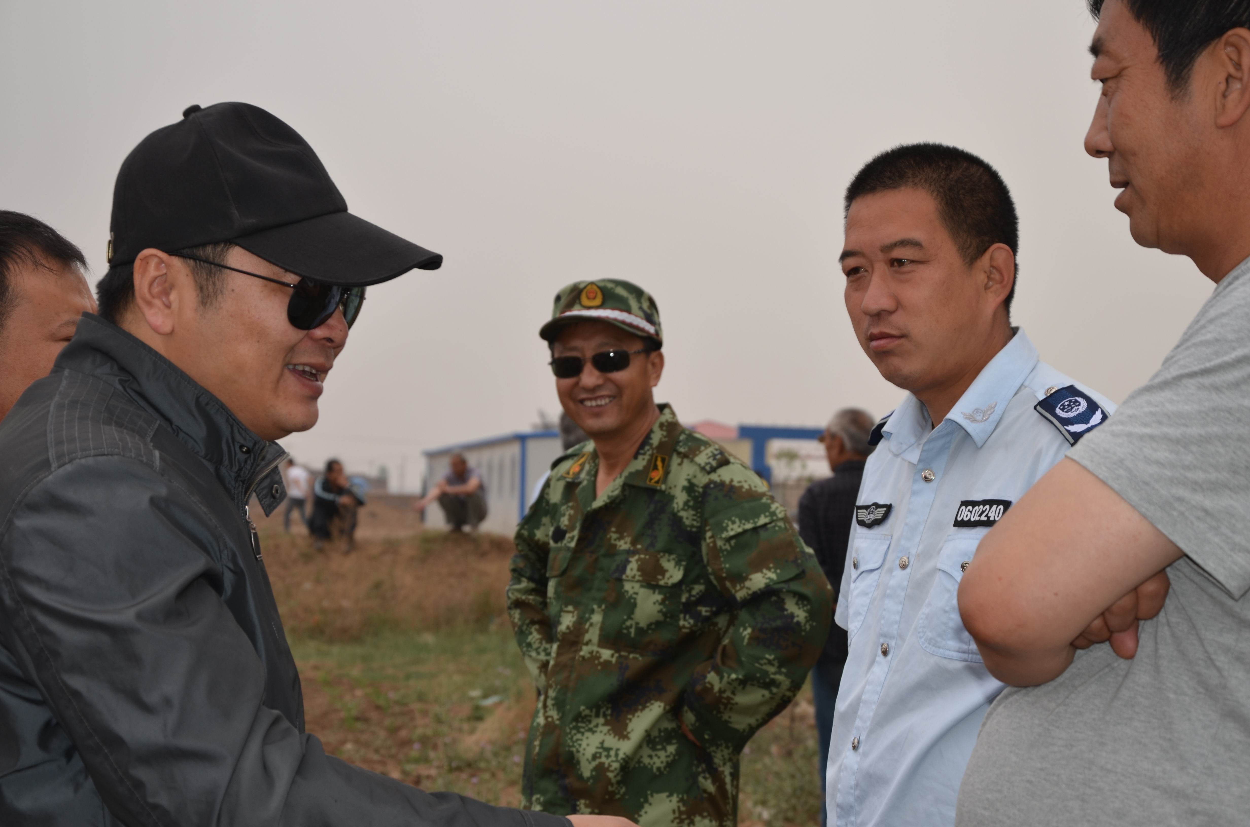 史士林在征地現(xiàn)場.jpg 史士林在征地現(xiàn)場.jpg